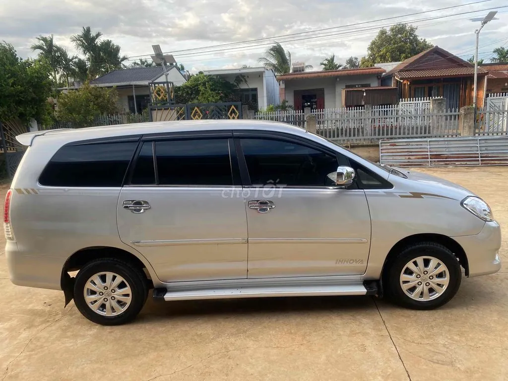 Toyota Innova 2012 photo 2