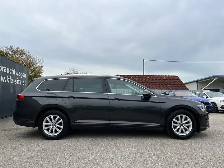 Volkswagen Passat Variant Business 2023 photo 2