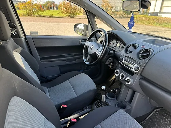 Mitsubishi Colt 2011 photo 3