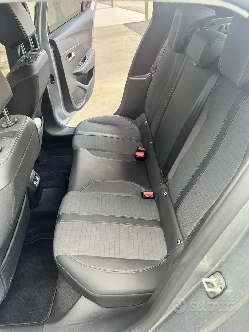 Peugeot 208 2023 photo 3
