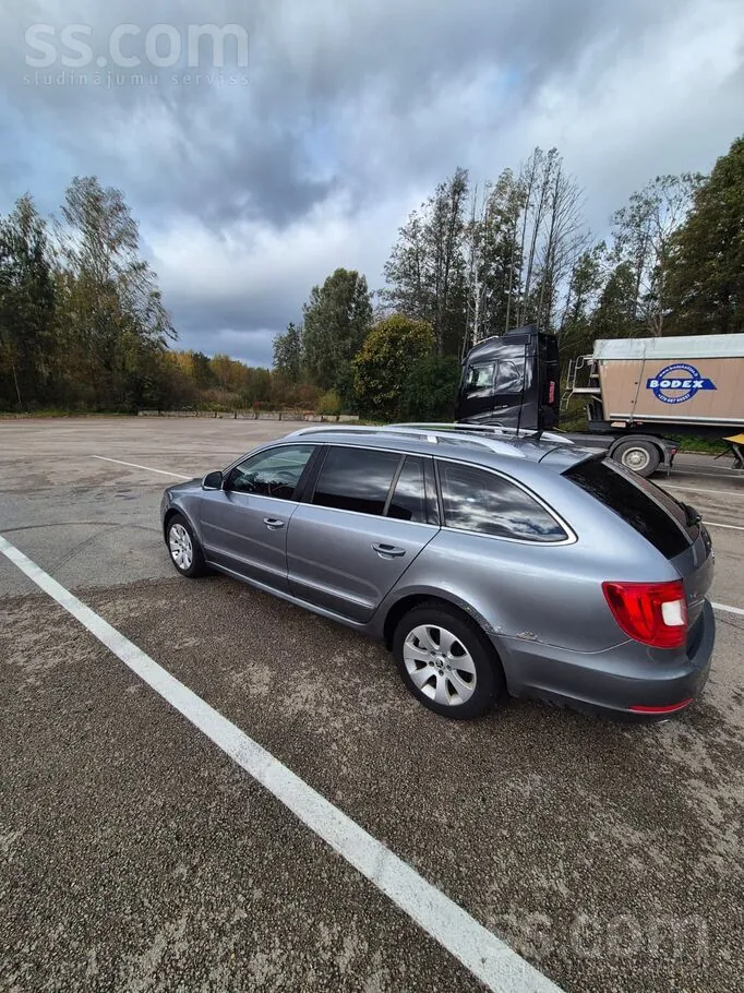 Skoda Superb 2012 photo 4
