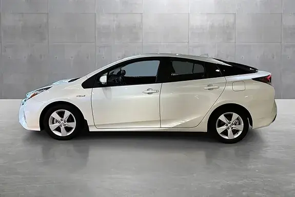 Toyota Prius 2017 photo 2