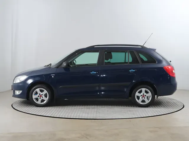 Skoda Fabia Combi 2011 photo 2