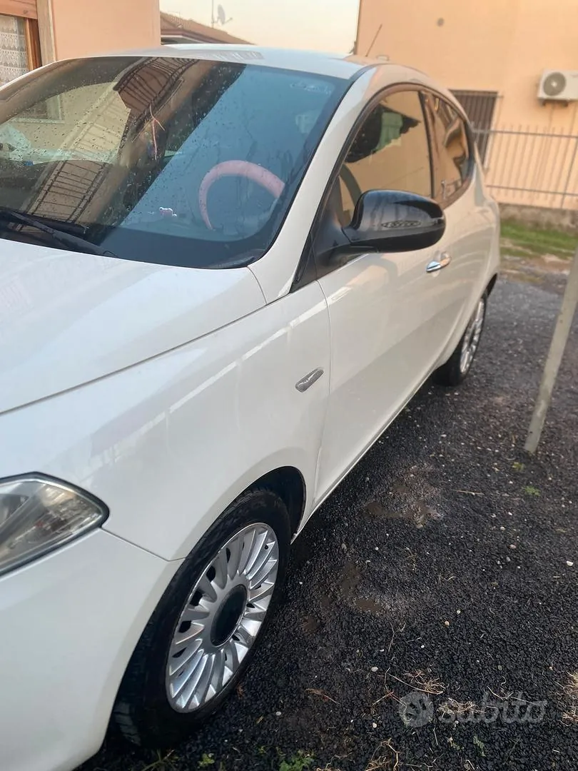 Lancia Ypsilon 2011 photo 2