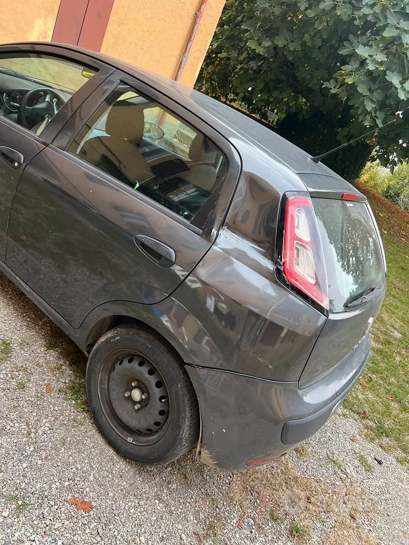 Fiat Punto 2011 photo 2