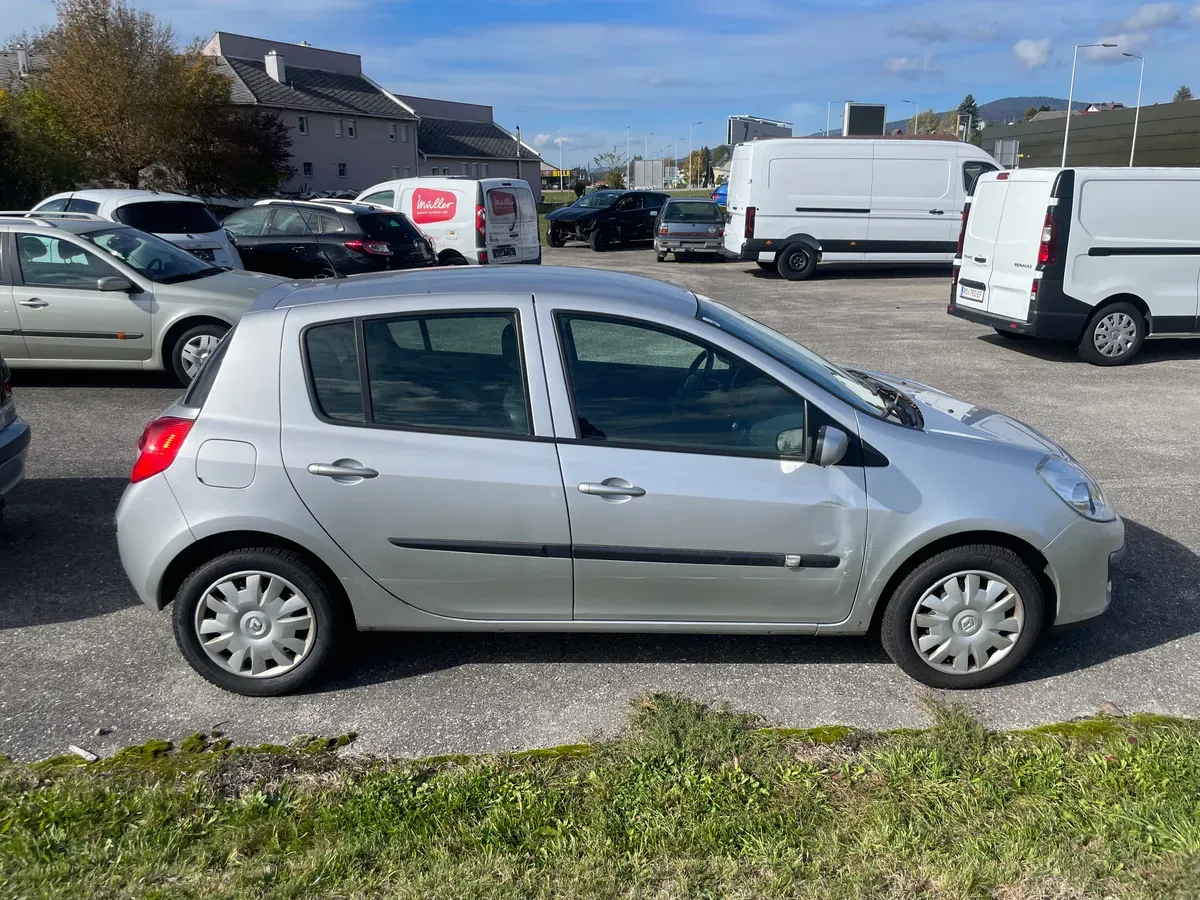 Renault Clio 2009 photo 2