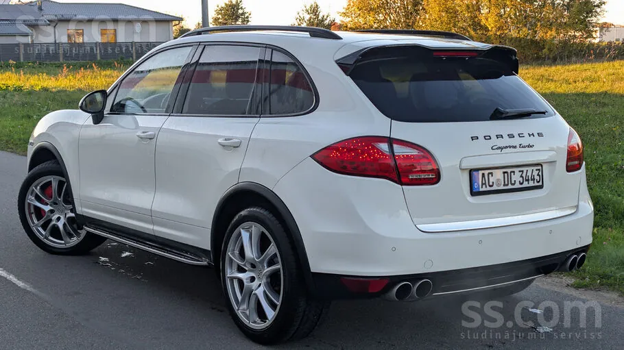 Porsche Cayenne 2011 photo 2