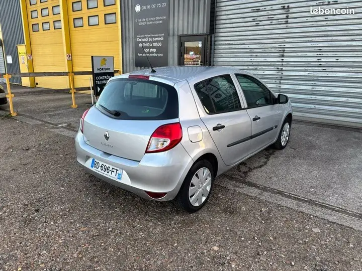 Renault Clio 2010 photo 2