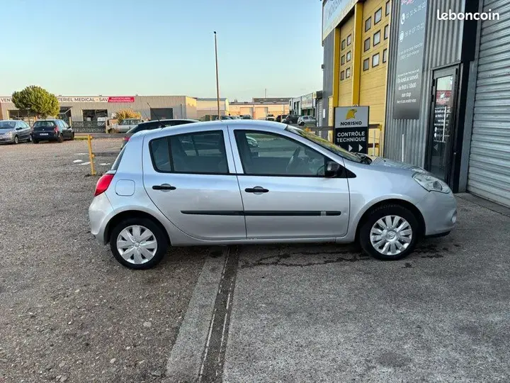 Renault Clio 2010 photo 5