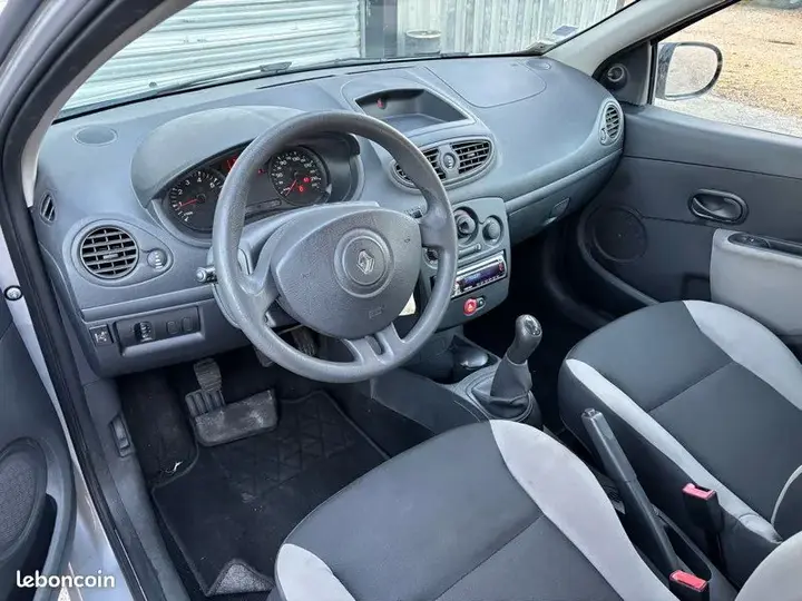 Renault Clio 2010 photo 3