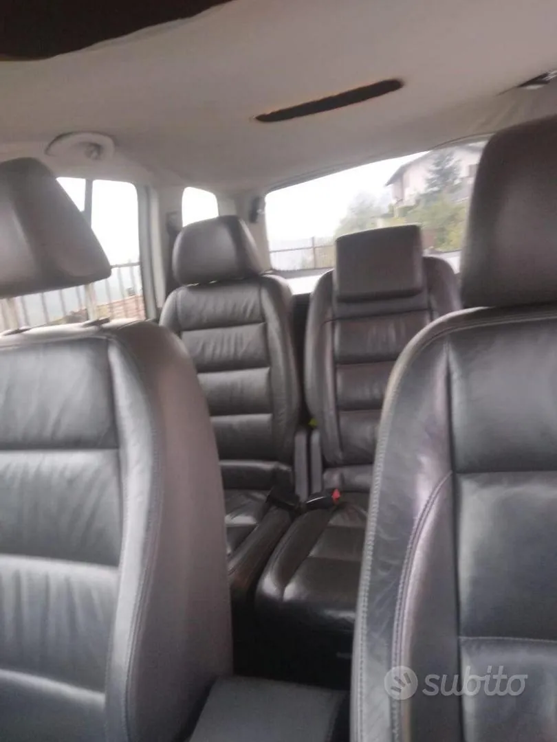 Volkswagen Touran 2009 photo 2