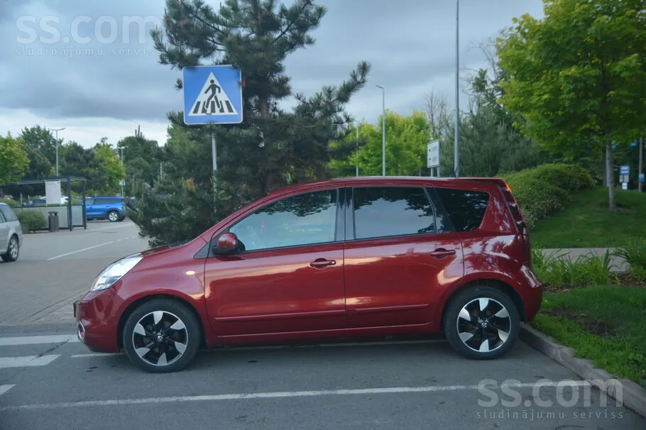 Nissan Note 2012 photo 2