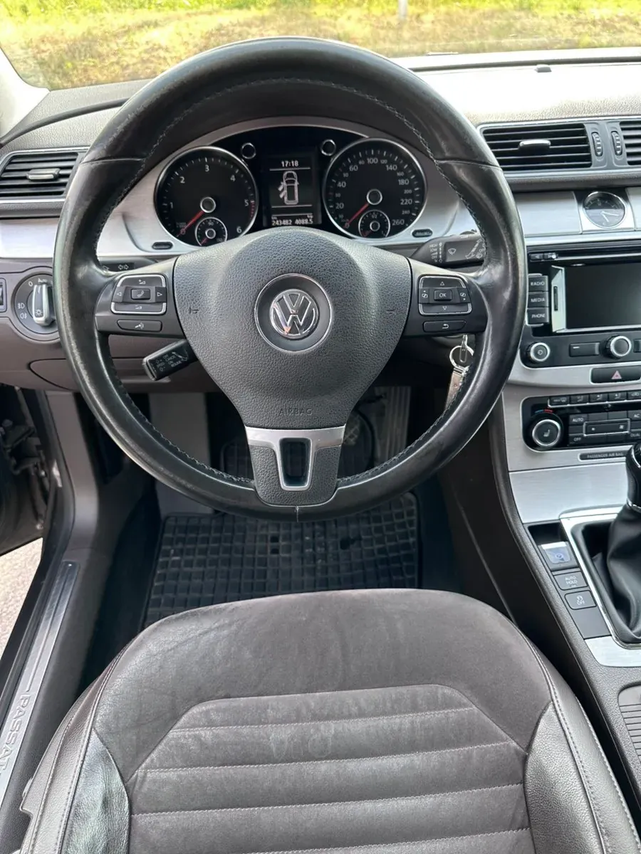 Volkswagen Passat 2011 photo 2