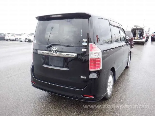 Toyota Noah 2010 photo 4