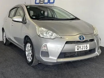 Toyota Aqua 2012 photo 2