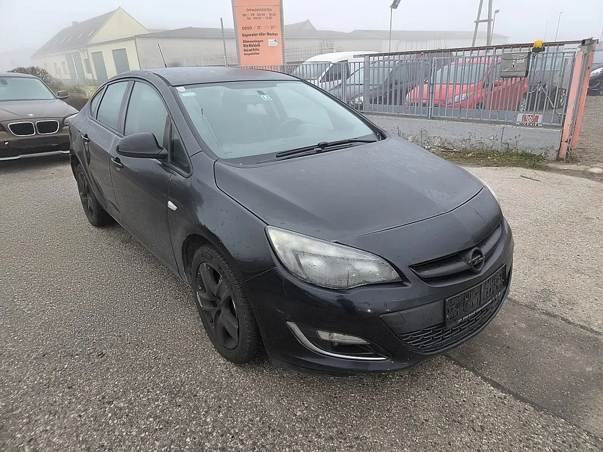 Opel Astra 2013 photo 3