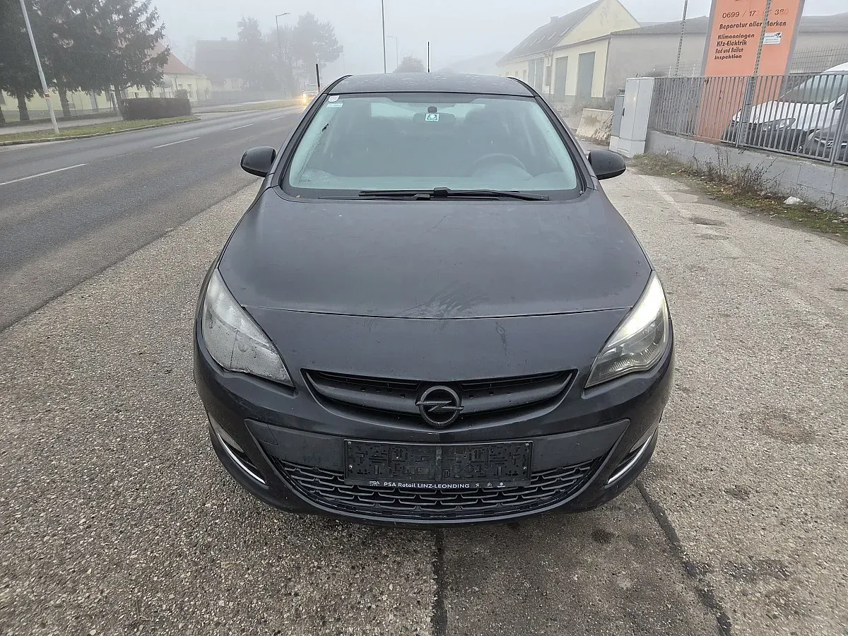 Opel Astra 2013 photo 2