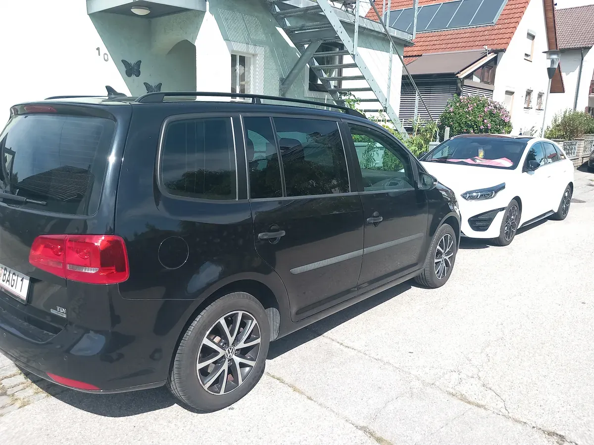 Volkswagen Touran 2011 photo 3