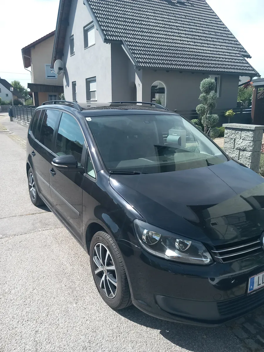 Volkswagen Touran 2011 photo 2