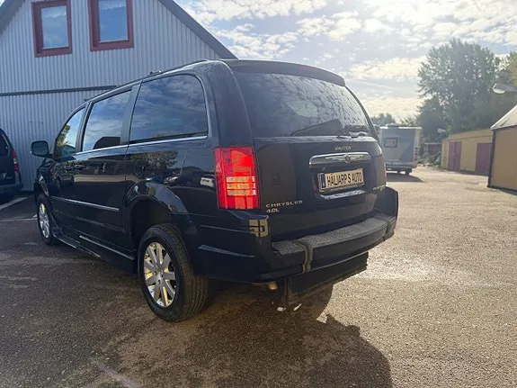 Chrysler Town & Country 2010 photo 3