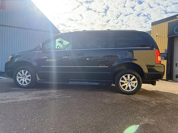 Chrysler Town & Country 2010 photo 2