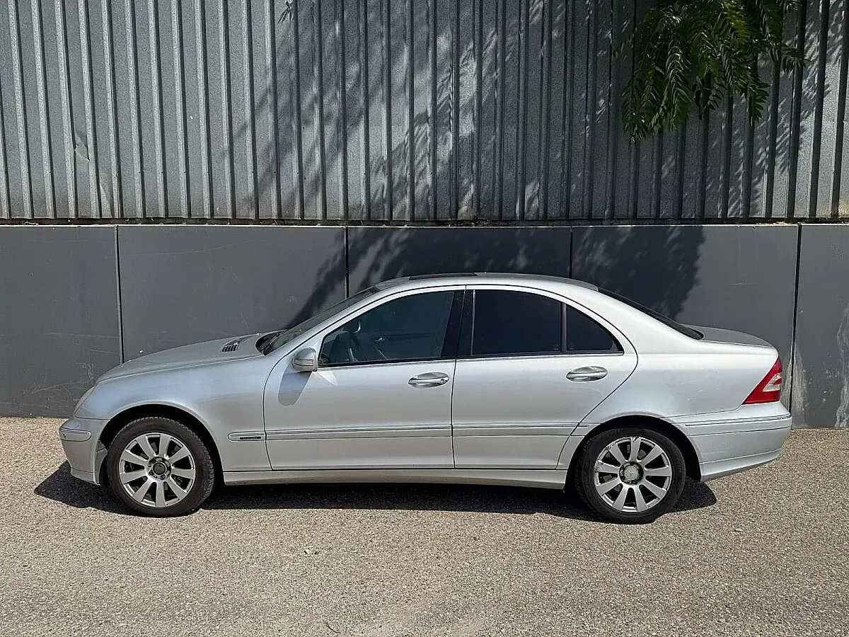 Mercedes-Benz C-Class 2005 photo 2