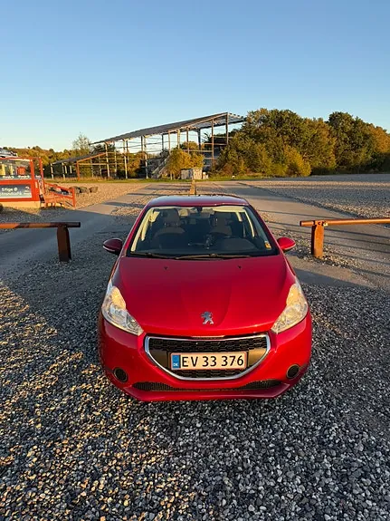 Peugeot 208 2014 photo 2