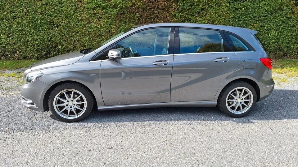 Mercedes-Benz B 180