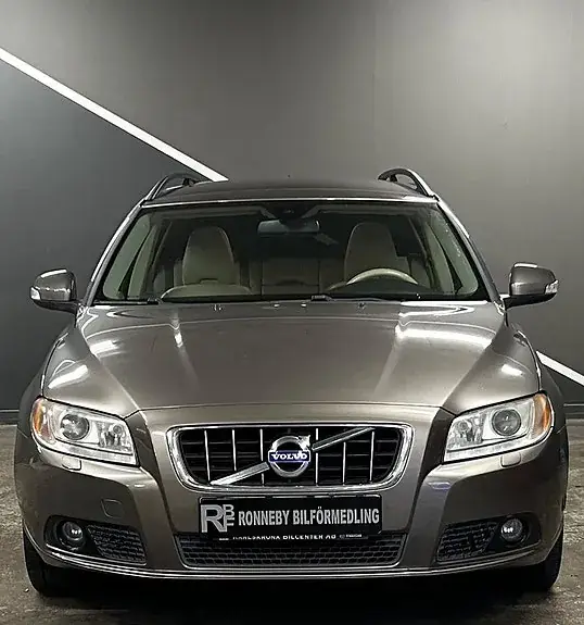 Volvo V70 2010 photo 2