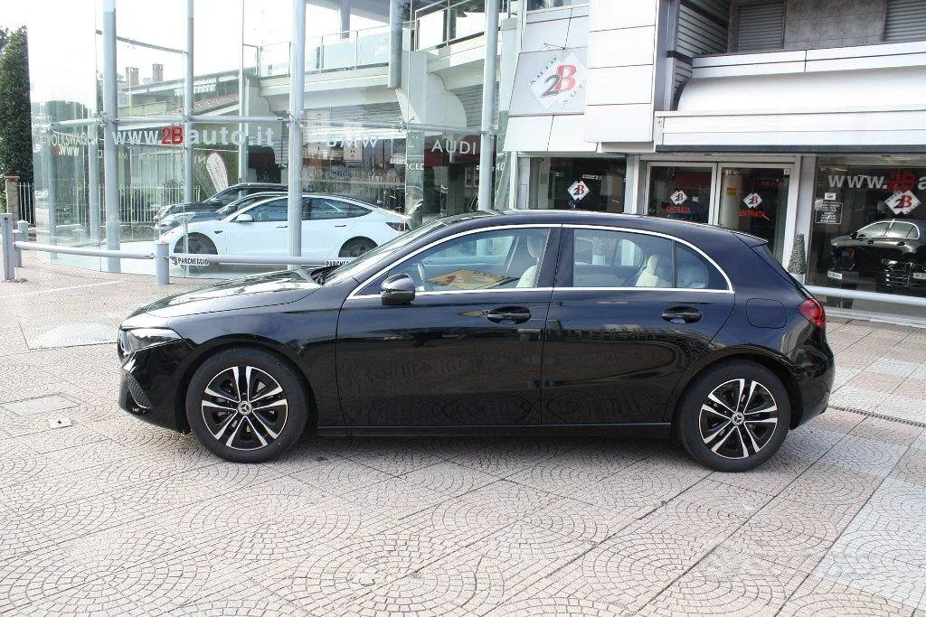 Mercedes-Benz A 180 2023 photo 2