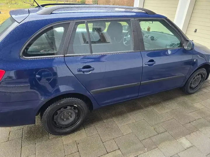 Skoda Fabia 2010 photo 2