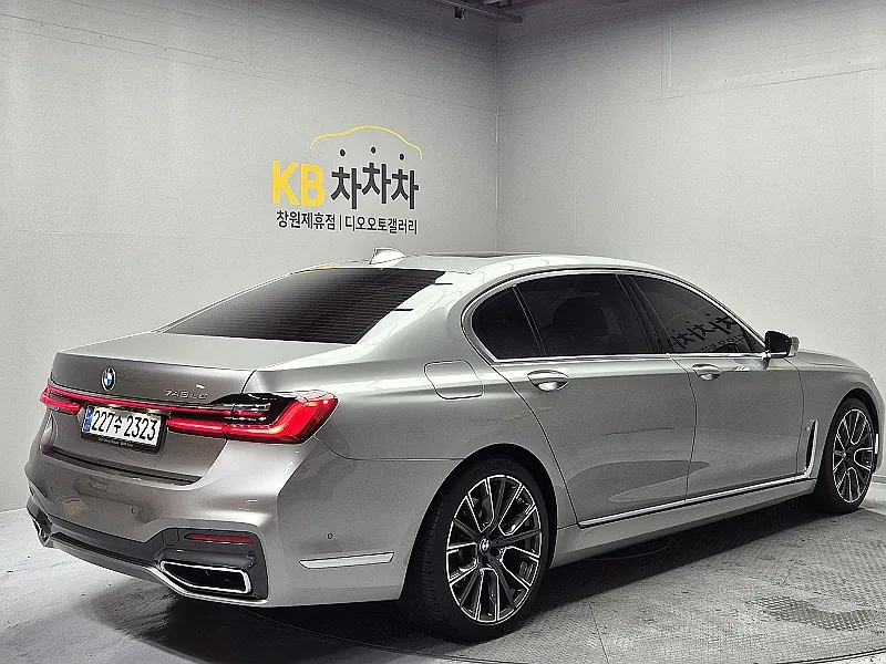 BMW 7 Series 2021 photo 2