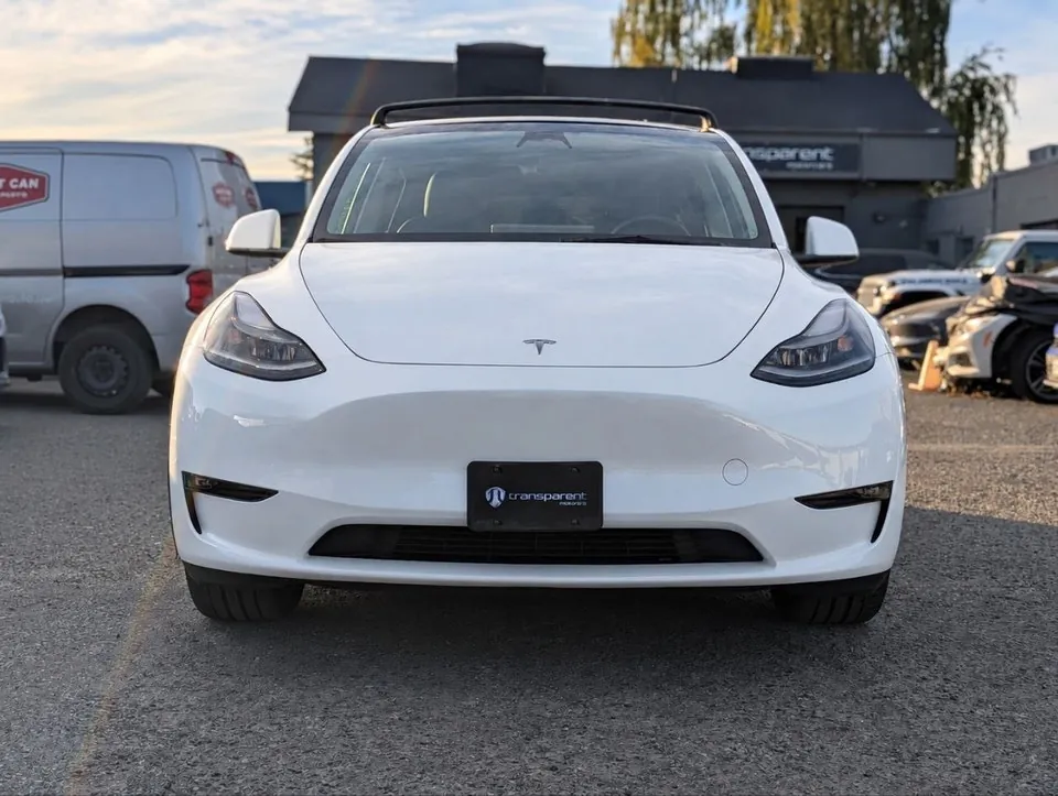 Tesla Model Y 2023 photo 2