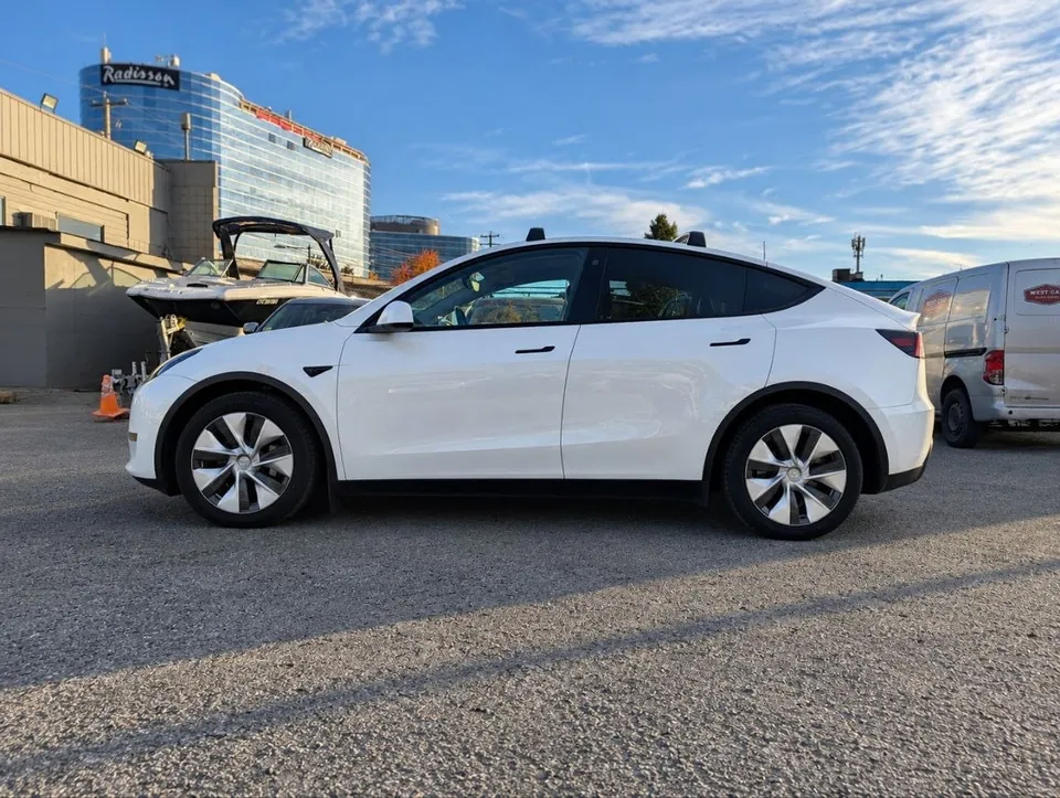 Tesla Model Y 2023 photo 4