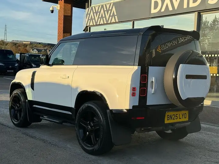 Land Rover Defender 90 2025 photo 5