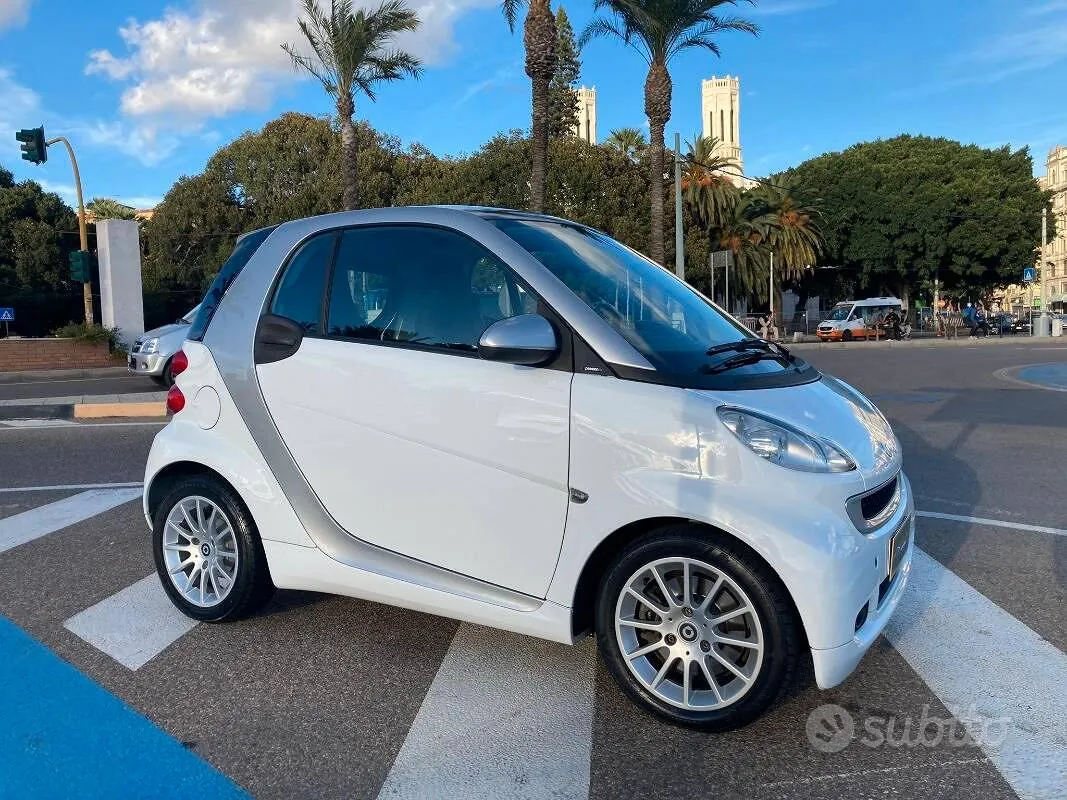 Smart Fortwo 2011 photo 2