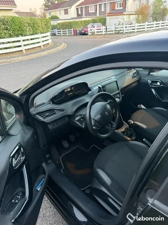 Peugeot 208 2015 photo 3