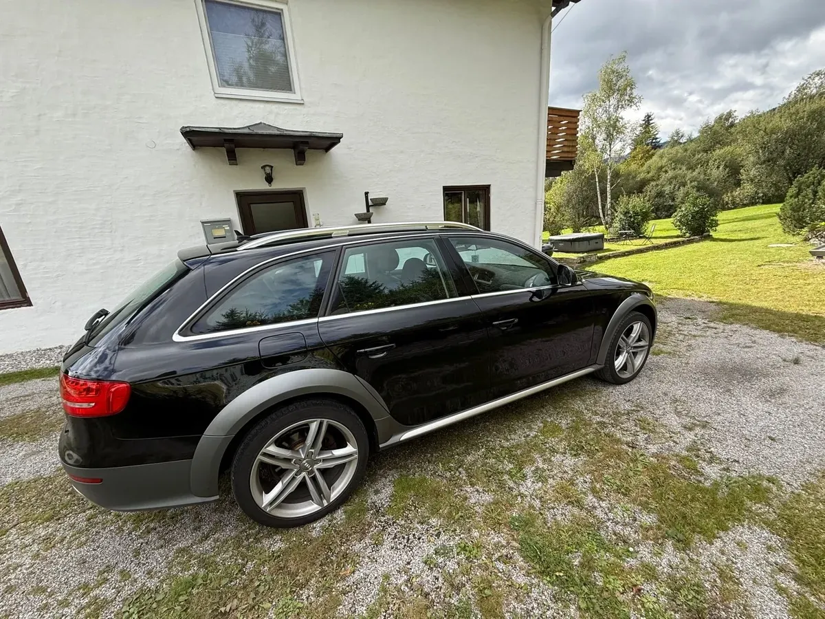 Audi A4 Allroad 2011 photo 2