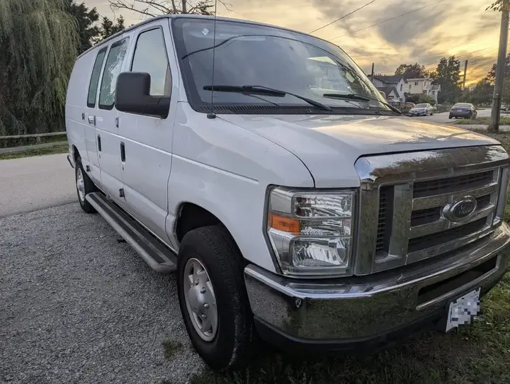 Ford E-250 2013 photo 2