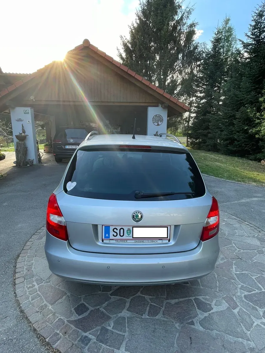Skoda Fabia 2011 photo 3
