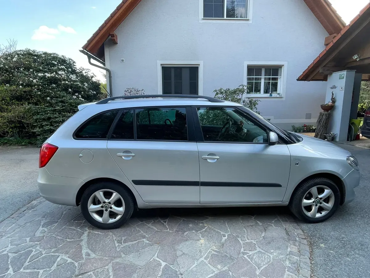 Skoda Fabia 2011 photo 2