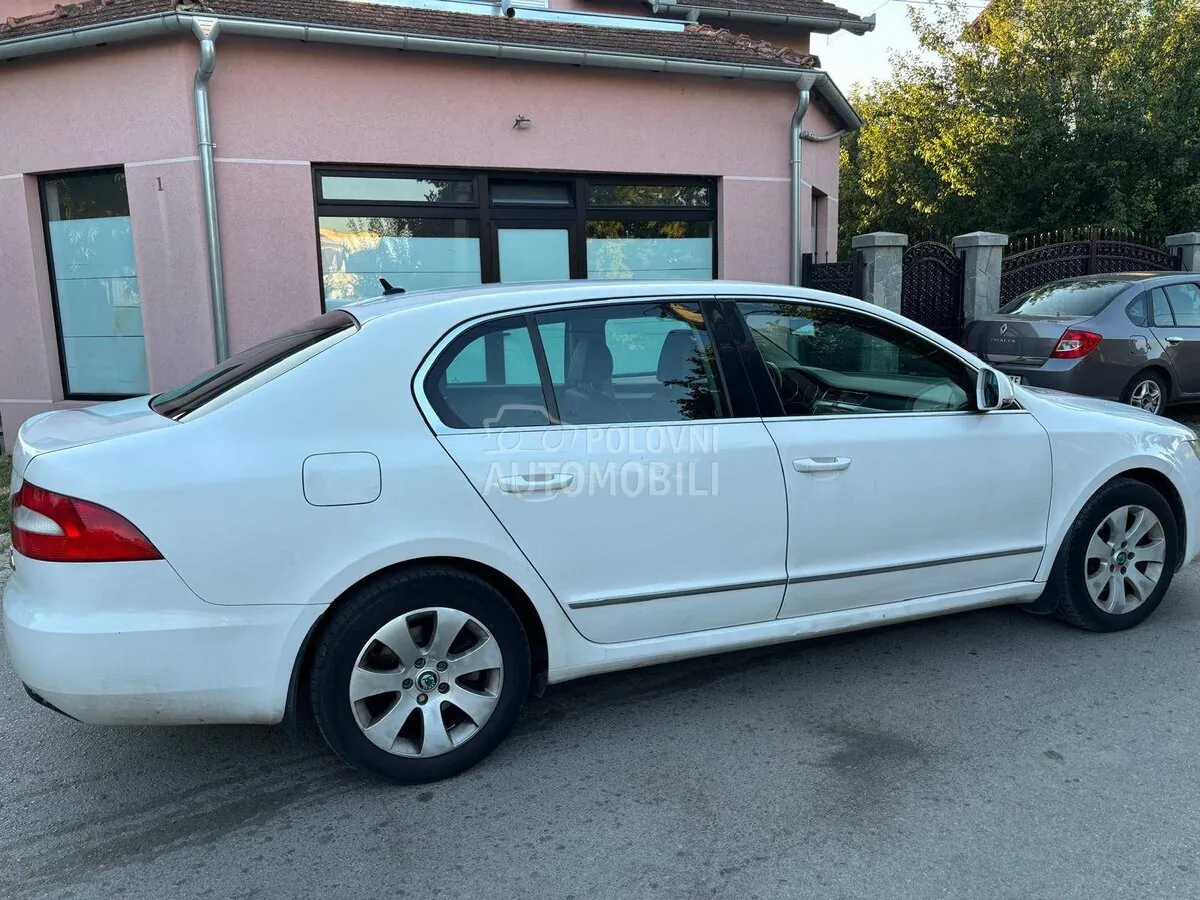 Skoda Superb 2010 photo 2