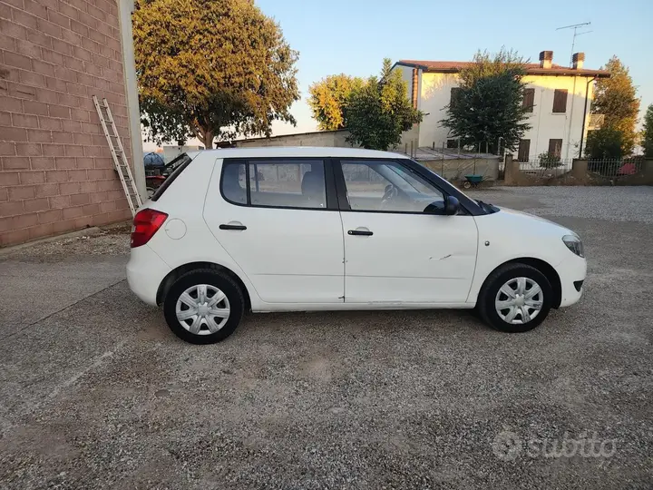 Skoda Fabia 2010 photo 4