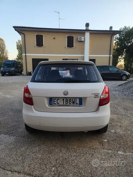 Skoda Fabia 2010 photo 3