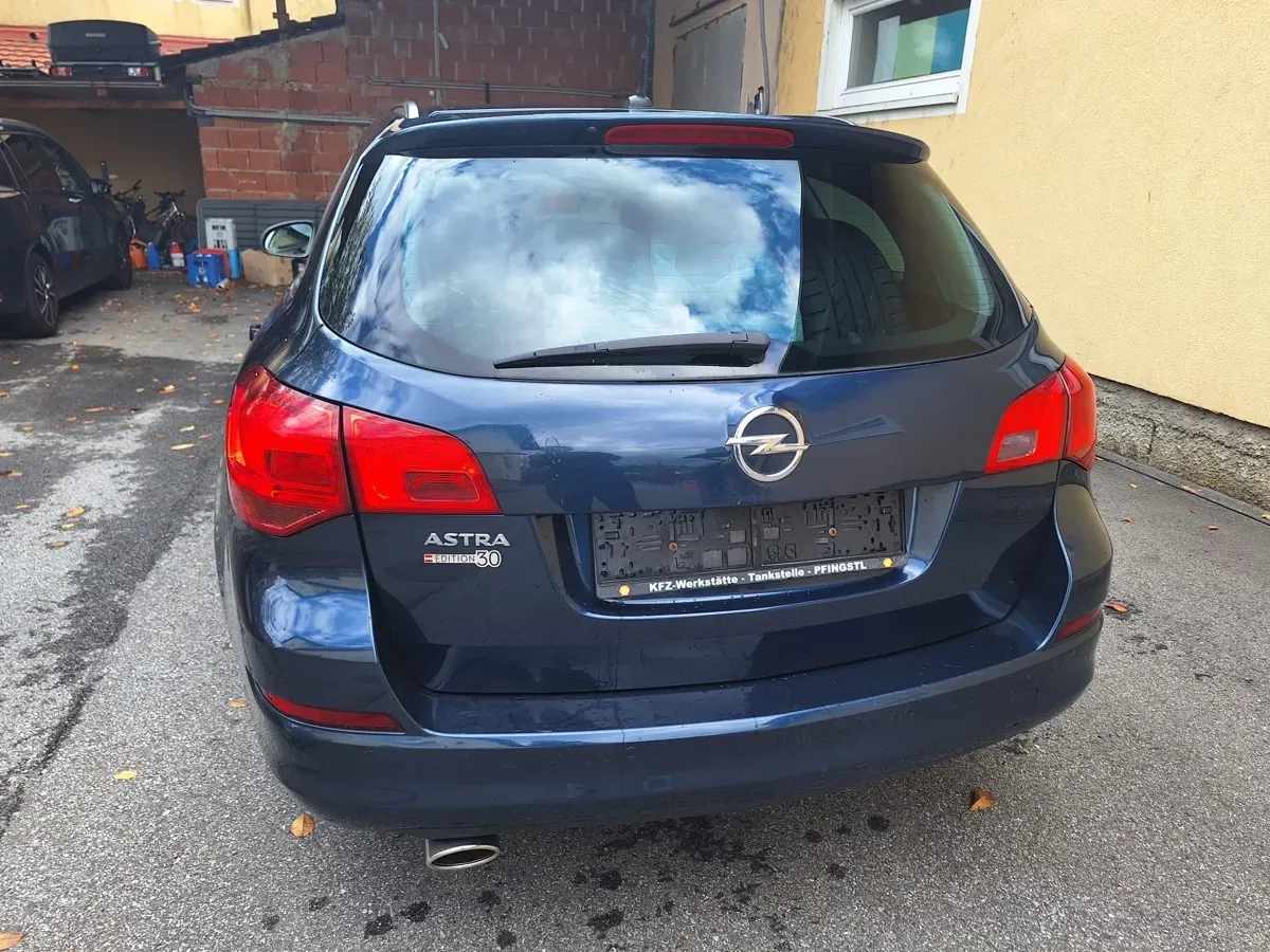 Opel Astra 2012 photo 3
