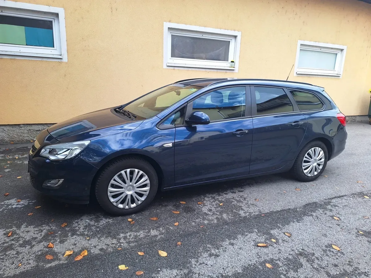 Opel Astra 2012 photo 2