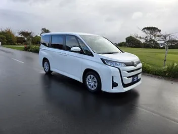 Toyota Noah 2022 photo 2
