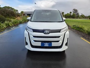 Toyota Noah 2022 photo 3