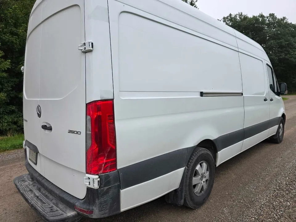 Mercedes-Benz Sprinter Van 2024 photo 3