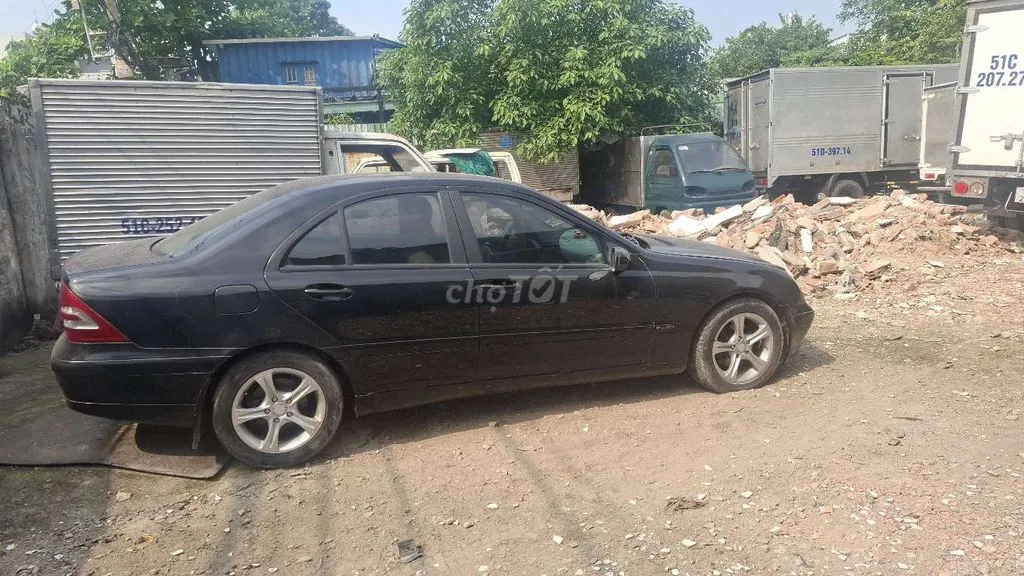 Mercedes-Benz C-Class 2004 photo 2